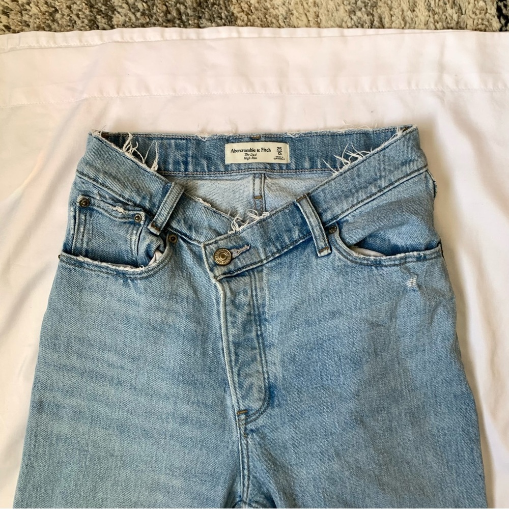 A&F The Dad High Rise Crossover Jeans - Picture 4 of 9